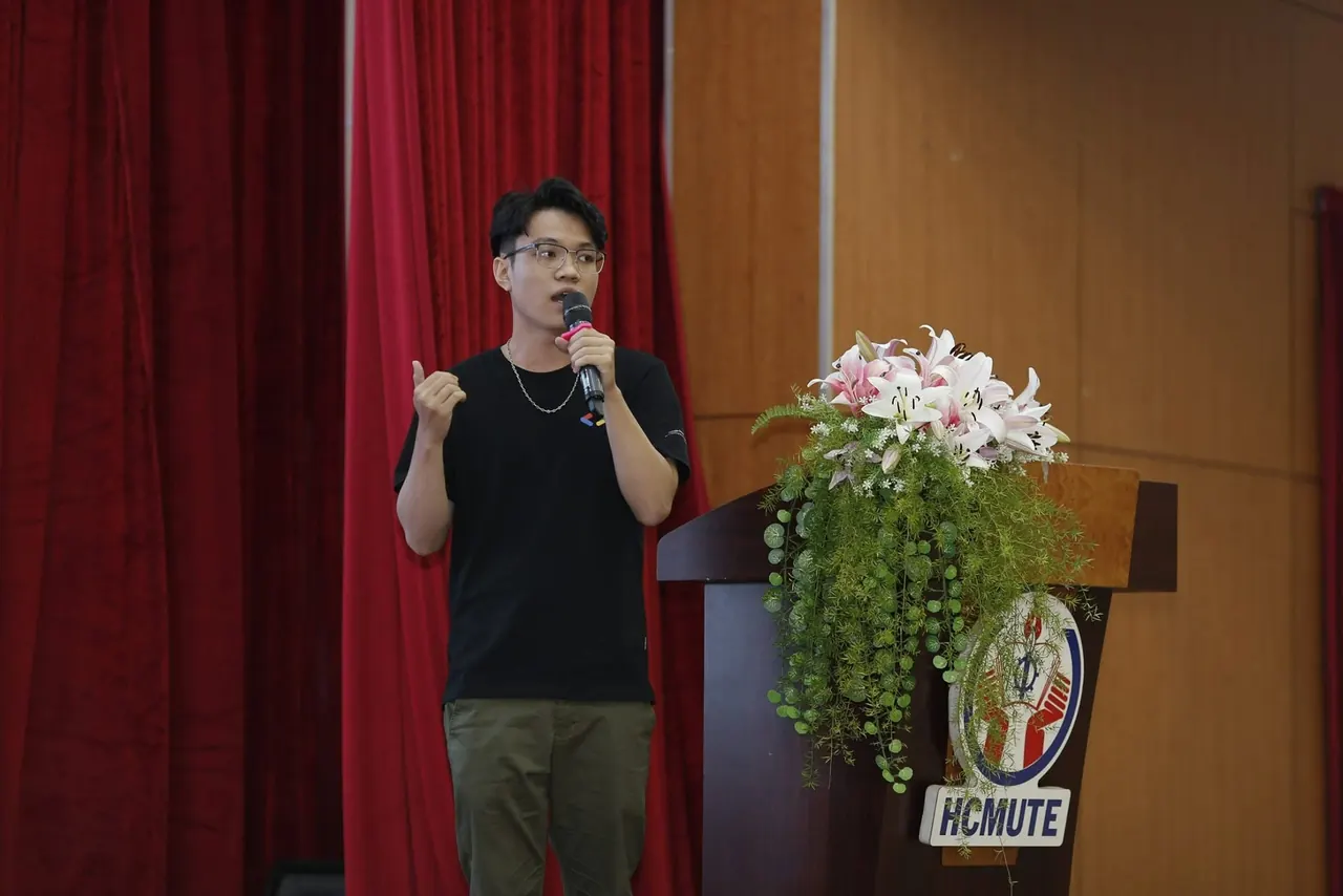 GDSC - HCMUTE | Info Session 2023 (4)